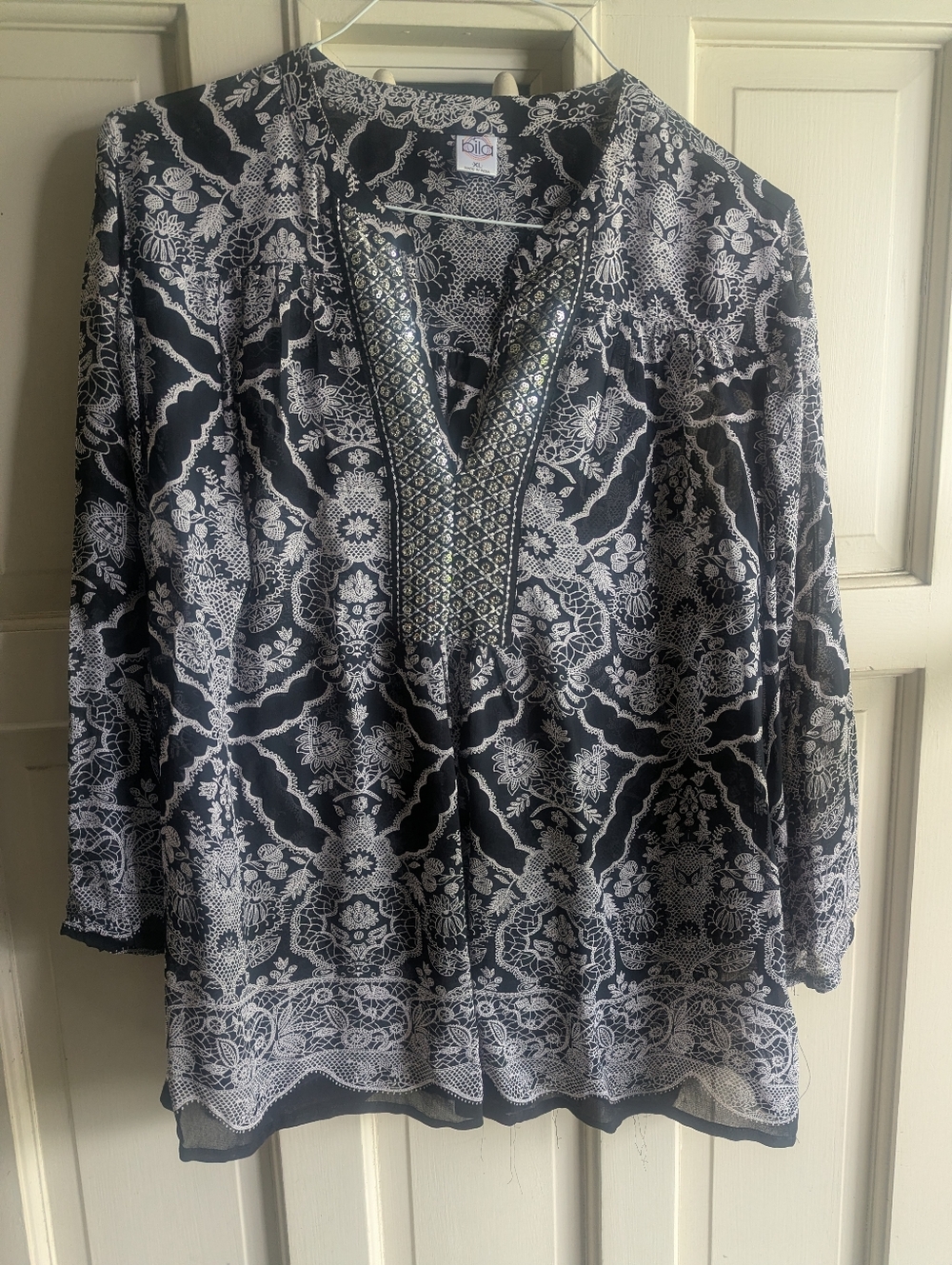 bila brand  Black and White V-Neck Printed Tunic.